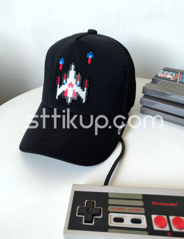 Gorra Trucker Galaga Pixel Art 3D | Sttikup